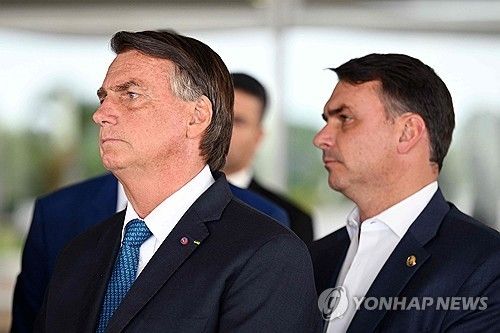 자이르 보우소나루 전 대통령(왼쪽)과 그의 장남 플라비우 보우소나루 상원의원.연합뉴스