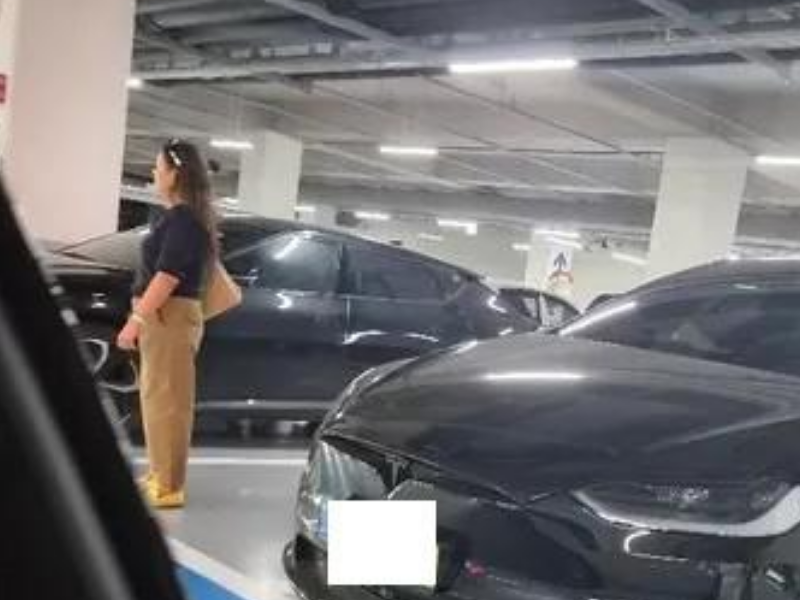 서울 서대문구의 한 대학 지하주차장에서 한 여성이 주차 구획 안에 서 있다. 제보자 A씨는 이 여성이 빈자리를 맡아둔 채 후진하던 자신의 차량을 손으로 쳤다고 주장했다. /사진=보배드림