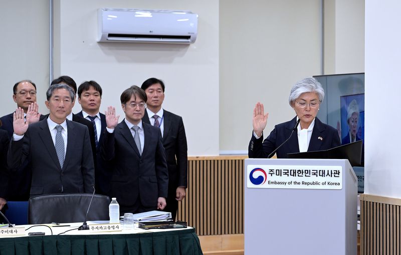 강경화 주미한국대사가 지난 12일(현지시간) 워싱턴DC 주미한국대사관에서 열린 국회 외교통일위원회 국정감사에서 위증시 처벌을 받겠다는 선서를 하고 있다. 주미한국대사관 제공