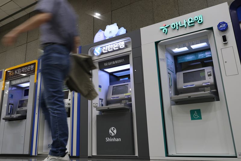 지난 6일 서울 시내 한 건물에 설치된 시중 은행 현금 자동 입출금기(ATM) 모습. 뉴시스