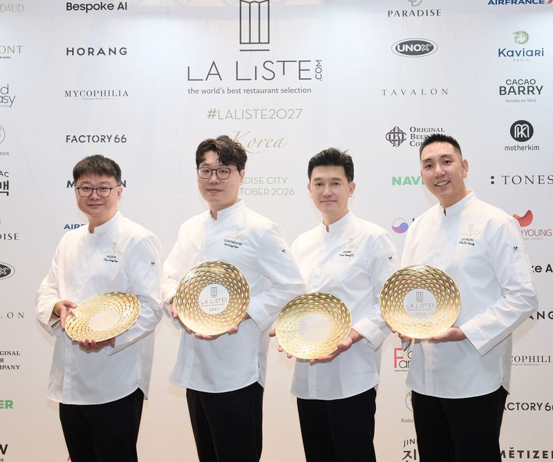 지난 12일 인천 파라다이스시티에서 열린 '라 리스트 2027 한국 시상식'에서 서울신라호텔 주홍삼 팔선 셰프, 김성현 콘티넨탈 셰프, 문성오 아리아께 셰프, 차도영 라연 셰프(왼쪽부터)가 기념촬영을 하고 있다. 호텔신라 제공