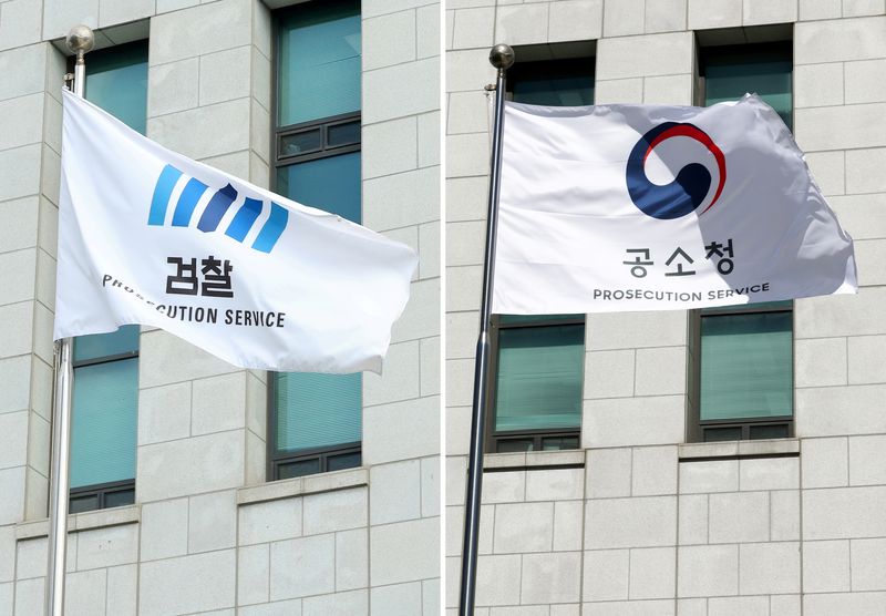 공소청·중대범죄수사청이 출범한 2일 서울 서초구 공소청에서 공소청 깃발이 휘날리고 있다. 왼쪽 사진은 지난 8월 5일 검찰 깃발의 모습. 뉴스1