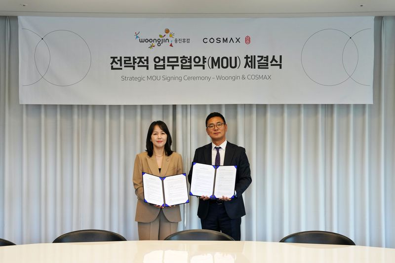 조선희 웅진휴캄 브랜드총괄대표(왼쪽)가 최근 경기 성남시 판교 코스맥스 사옥에서 최재우 코스맥스 마케팅부문장과 전략적 업무협약(MOU)을 체결하고 기념촬영을 하고 있다. 웅진 제공