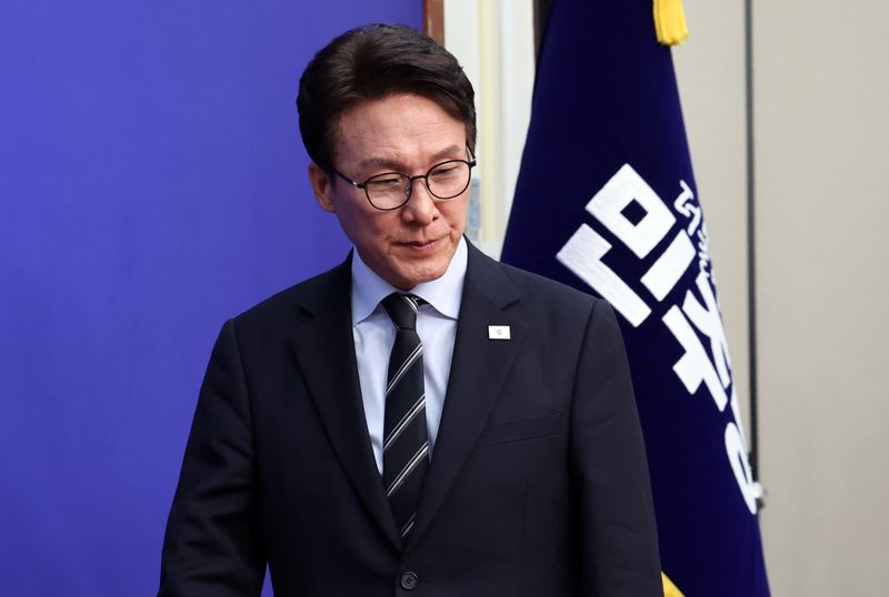 김민석 더불어민주당 대표가 12일 여의도 국회에서 열린 최고위원회의에 입장하고 있다. 뉴시스