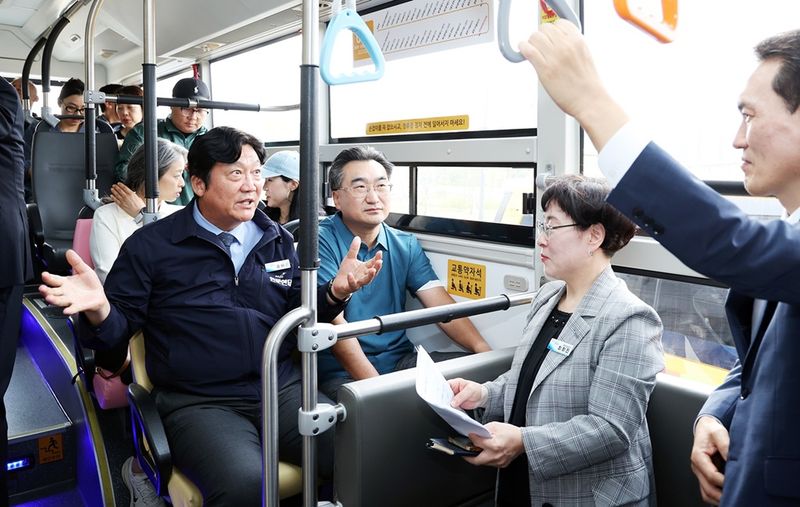파주시 해오름마을과 운정역, 운정중앙역을 잇는 마을버스 079번이 14일부터 운행을 시작한다. 사진은 손배찬 시장(왼쪽)이 관계자들과 의견을 나누는 모습. 파주시 제공