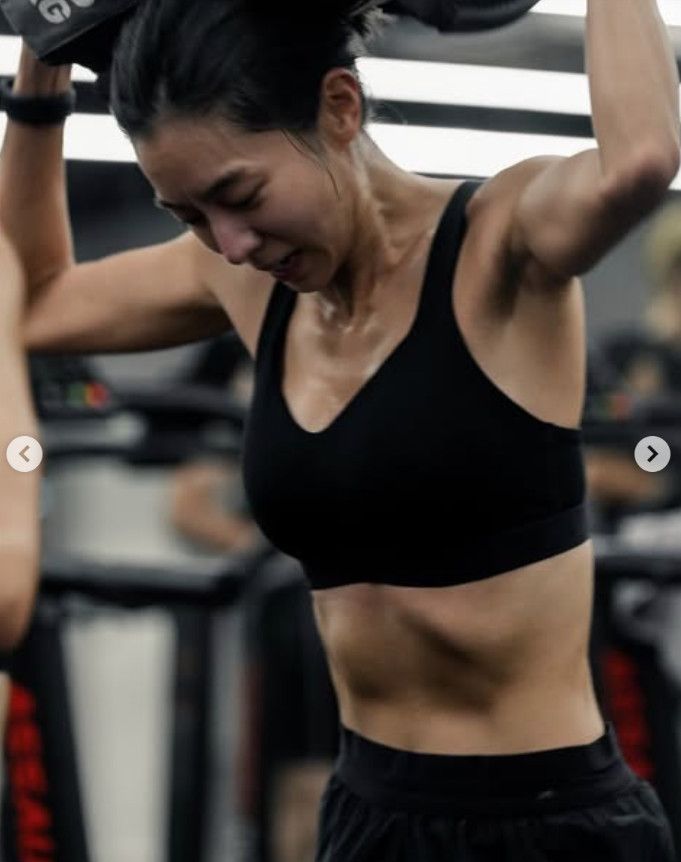 유이, 스포츠 브라톱 입고 탄탄 근육 공개…넘치는 건강미 [N샷]