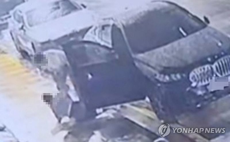 스토킹 신고 대상 남성에 끌려가는 40대 여성 (출처=연합뉴스)