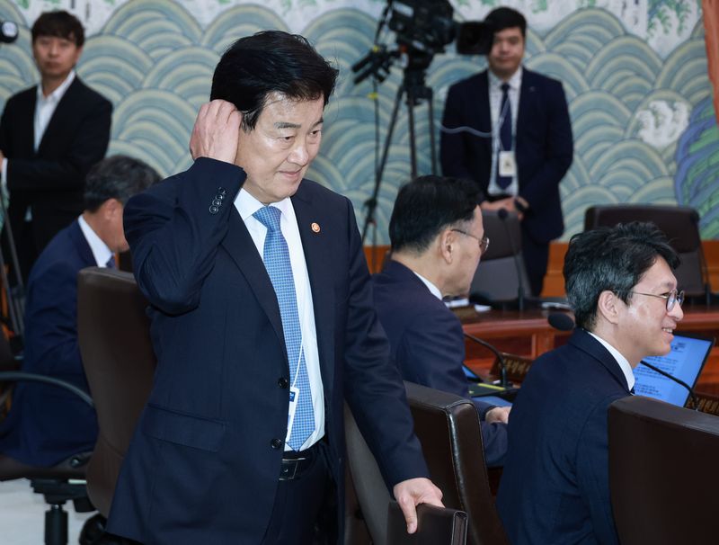 정동영 통일부 장관이 13일 청와대에서 열린 국무회의에 참석하고 있다. 청와대통신사진기자단