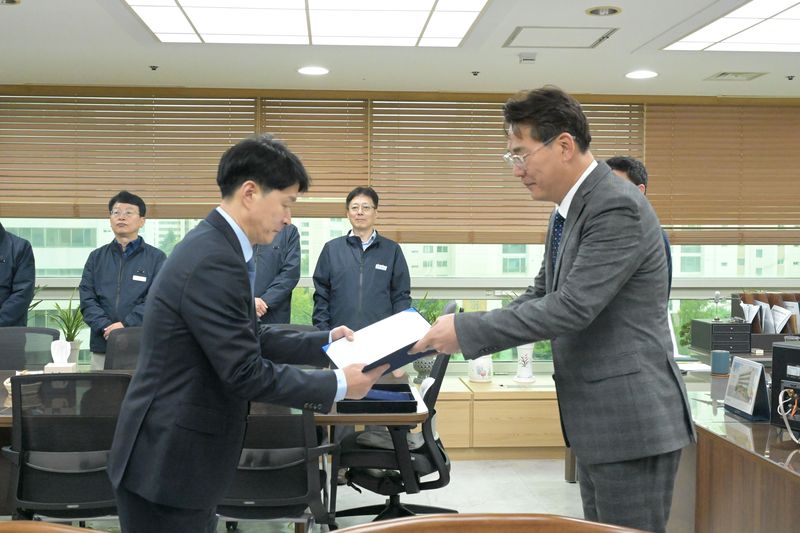 대구교통공사 한근수 사장(오른쪽)이 13일 대구교통공사 사장실에서 서재운 신임 운영본부장에게 임명장을 수여하고 있다. 대구교통공사 제공