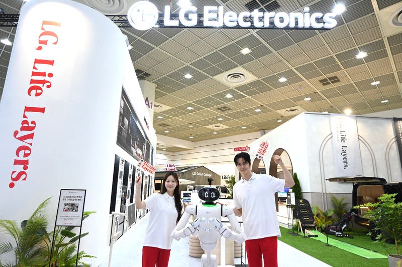 LG전자가 13일부터 나흘간 서울 강남구 코엑스에서 열리는 제57회 한국전자전에 참가해 가전 및 기업간거래(B2B) 사업·기술을 선보인다. LG전자 모델들이 전시장 입구에서 홈 로봇 ‘클로이드(CLOiD)’와 함께 관람객을 맞이하고 있다. LG전자 제공