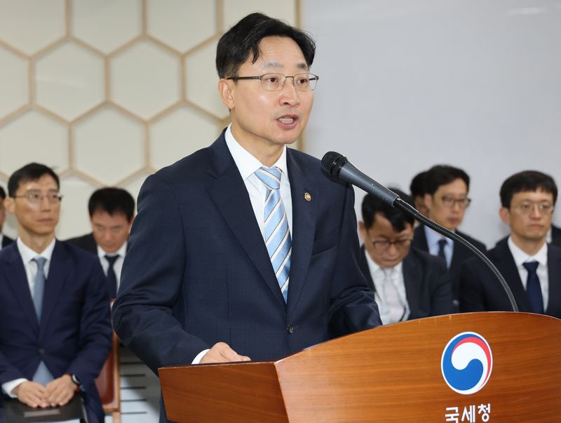 임광현 국세청장이 13일 세종시 정부세종2청사에서 열린 국회 재정경제기획위원회의 국세청에 대한 국정감사에서 기관보고를 하고 있다. 연합뉴스