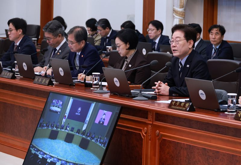 이재명 대통령이 지난 13일 청와대에서 열린 국무회의에서 발언을 하고 있다, 청와대통신사진기자단