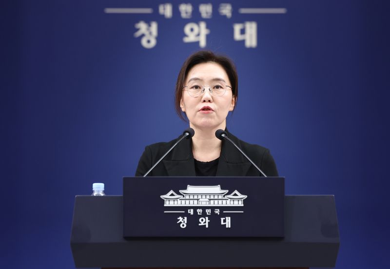 강유정 대변인이 지난 12일 청와대 춘추관에서 '납 배출 비타민 주사' 의혹 관련 대통령 지시 사항을 브리핑하고 있다. 뉴스1