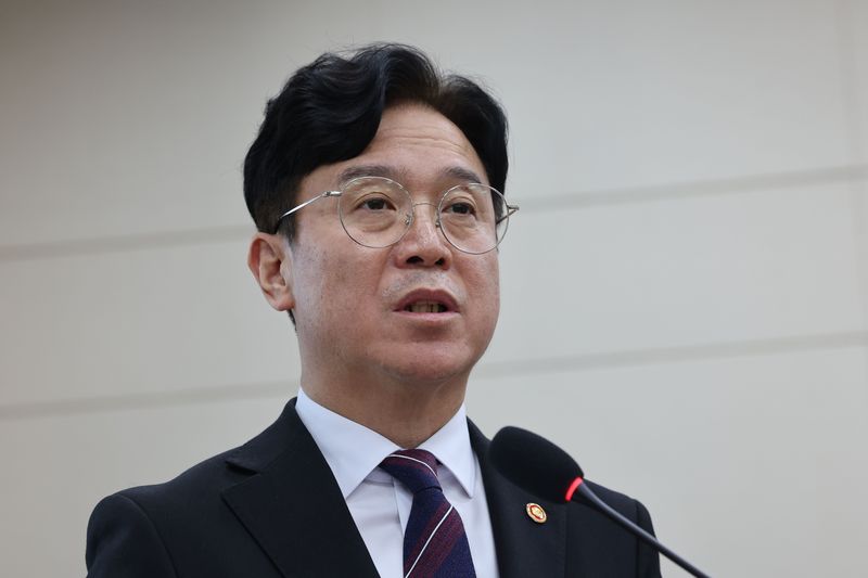 김영훈 고용노동부 장관이 13일 여의도 국회에서 열린 기후에너지환경노동위원회의 고용노동부 국정감사에 출석해 인사말을 하고 있다. 뉴시스
