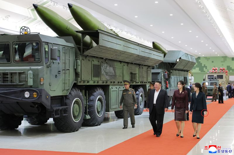 김정은 북한 국무위원장이 지난 11일 개관한 제2경제위원회 국방혁명박물관에서 딸 주애, 담뱃갑과 성냥갑으로 보이는 물건을 손에 쥔 리설주 여사와 함께 미사일을 실은 발사차량 앞을 걷고 있다. 조선중앙통신 캡처