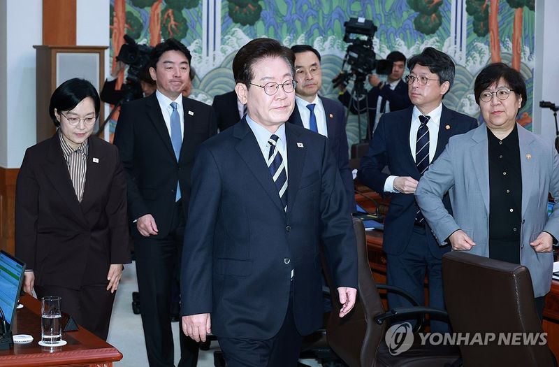 국무회의 입장하는 이재명 대통령 (출처=연합뉴스)