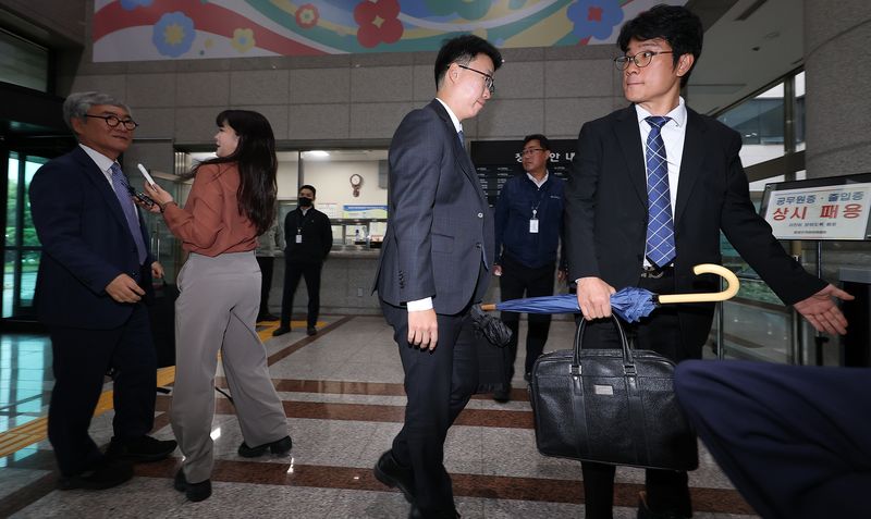 선거관리위원회를 둘러싼 각종 의혹들을 수사하는 선관위 특별검사팀(이태한 특검)의 포렌식 전문 수사자문위원인 이상진 고려대 정보보호대학원 교수(왼쪽 첫번째)를 포함한 관계자들이 13일 경기 과천시 중앙선거관리위원회에 들어서고 있다. 연합뉴스
