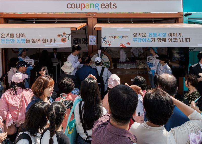 지난 9일부터 11일까지 충남 공주에서 열린 '2026 전국우수시장박람회'에서 관광객들이 쿠팡이츠 부스를 둘러보고 있다. 쿠팡이츠 제공