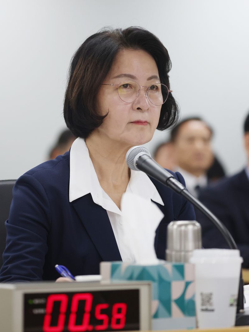 추미애 경기도지사가 13일 수원시 영통구 경기도청에서 열린 국회 행정안전위원회의 경기도에 대한 국정감사에서 의원 질의를 경청하고 있다. 뉴스1