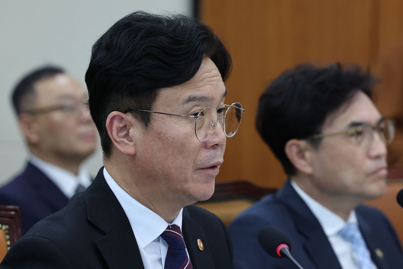 김영훈 고용노동부 장관이 13일 여의도 국회에서 열린 기후에너지환경노동위원회의 고용노동부 국정감사에 출석해 의원 질의에 답변하고 있다. 뉴시스