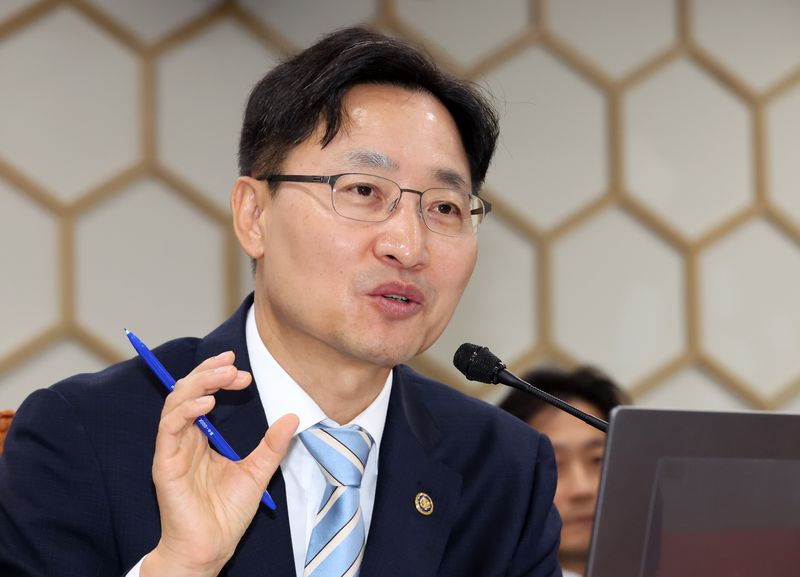 임광현 국세청장이 13일 오전 세종시 정부세종2청사에서 열린 국회 재정경제기획위원회 국정감사에서 질의에 답변하고 있다. 뉴시스