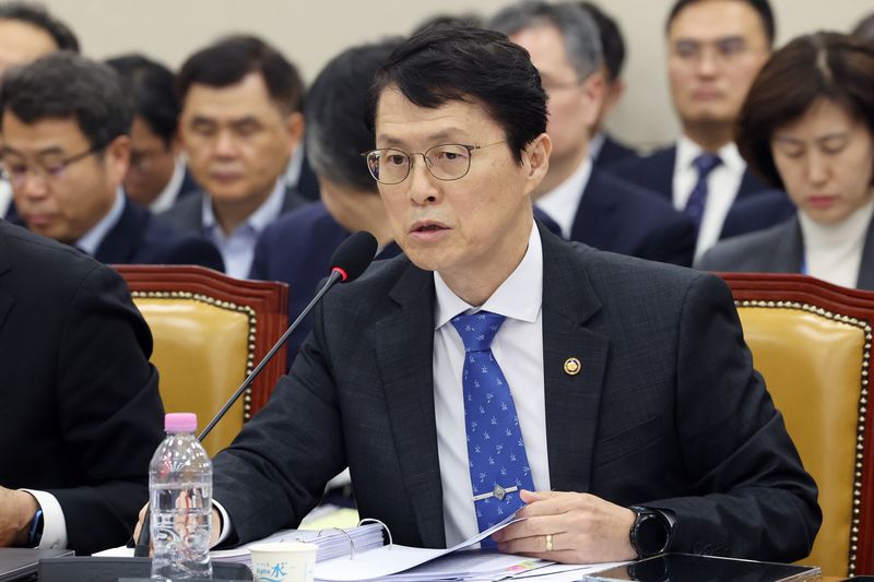 최원호 원자력안전위원회 위원장이 13일 서울 여의도 국회 과학기술정보방송통신위원회에서 열린 원자력안전위원회 등에 대한 국정감사에서 의원 질의에 답하고 있다. 뉴스1