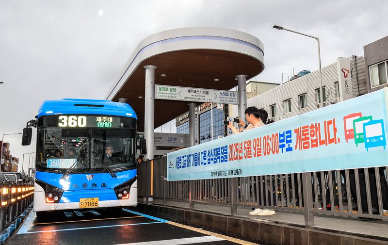 제주시 서광로 섬식정류장에 정차한 양문형 저상버스. 일반 버스와 달리 양쪽에 출입문을 설치해 중앙 정류장에서는 왼쪽 문으로 승하차하도록 운영하고 있다. 제주도는 양문형버스 추가 도입을 중단하고 기존 차량의 운영방안을 정책자문단에서 검토하고 있다. 사진=뉴시스