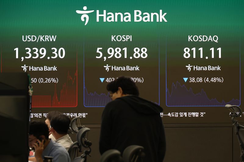 13일 서울 하나은행 딜링룸에서 딜러들이 업무를 보고 있다. 뉴시스