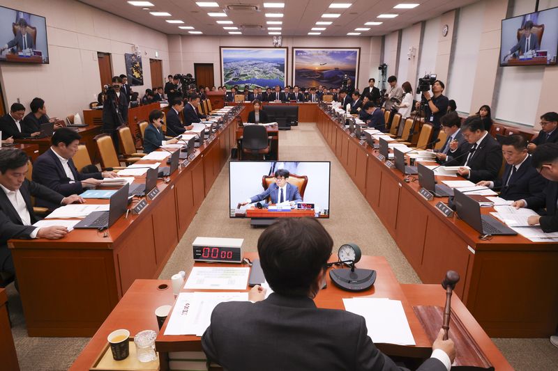 [서울=뉴시스] 김근수 기자 = 유의동 국회 국토교통위원회 위원장이 13일 오전 서울 여의도 국회에서 열린 국토교통위원회 국정감사에서 의사봉을 두드리고 있다. 2026.10.13. ks@newsis.com