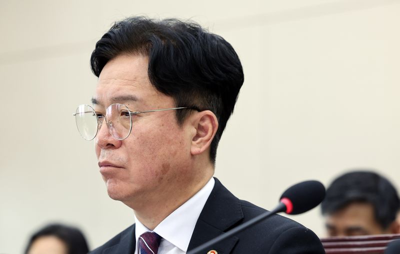 김영훈 고용노동부 장관이 13일 여의도 국회에서 열린 기후에너지환경노동위원회의 고용노동부 국정감사에 출석해 생각에 잠겨 있다. 뉴시스