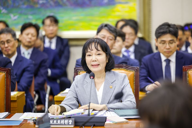 송경희 개인정보보호위원회 위원장이 13일 서울 여의도 국회에서 열린 국회 정무위원회의 국무조정실 등에 대한 국정감사에서 질문에 답하고 있다. /사진=뉴시스화상
