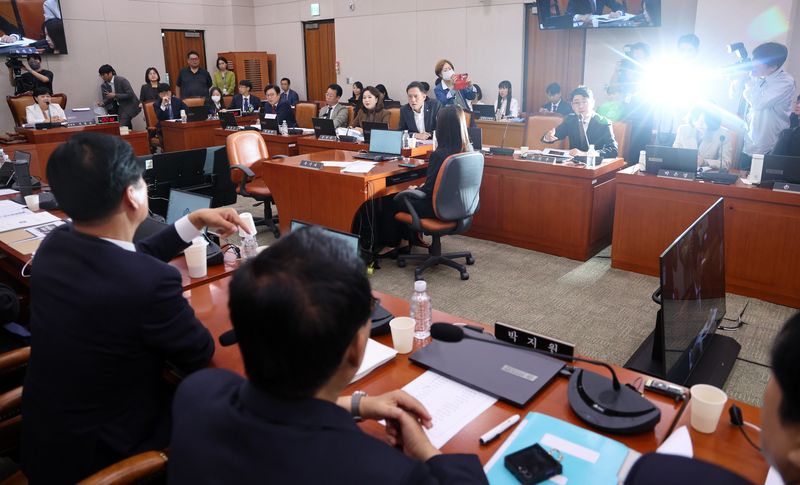 [서울=뉴시스] 고범준 기자 = 주진우 국민의힘 의원이 13일 서울 여의도 국회에서 열린 법제사법위원회 국정감사(헌법재판소 등)에서 질의하던 중 더불어민주당 의원들과 언쟁하고 있다. 2026.10.13. bjko@newsis.com