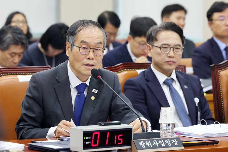이용철 방위사업청장이 13일 서울 여의도 국회 국방위원회에서 열린 방위사업청 등에 대한 국정감사에서 의원 질의에 답하고 있다. 뉴스1