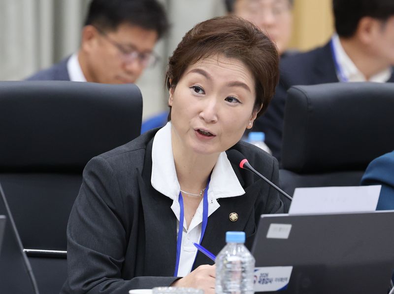이언주 더불어민주당 위원이 13일 오전 정부대전청사에서 열린 국회 산업통상자원중소벤처기업위원회의 지식재산처에 대한 국정감사에서 질의하고 있다. 뉴스1
