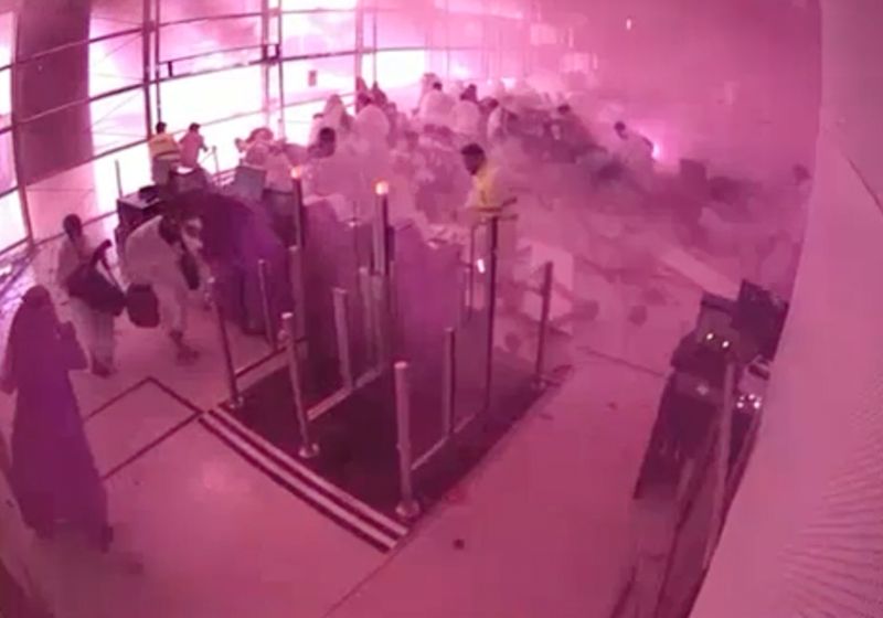 [리야드=AP/뉴시스] 사우디아라비아 미디어부가 공개한 폐쇄회로(CCTV) 영상에서 지난 10일(현지 시간) 사우디 리야드의 킹칼리드 국제공항이 공격을 받은 후 이용객들이 몸을 낮춘 채 화염과 연기 속에서 대피하고 있다. 2026.10.12.