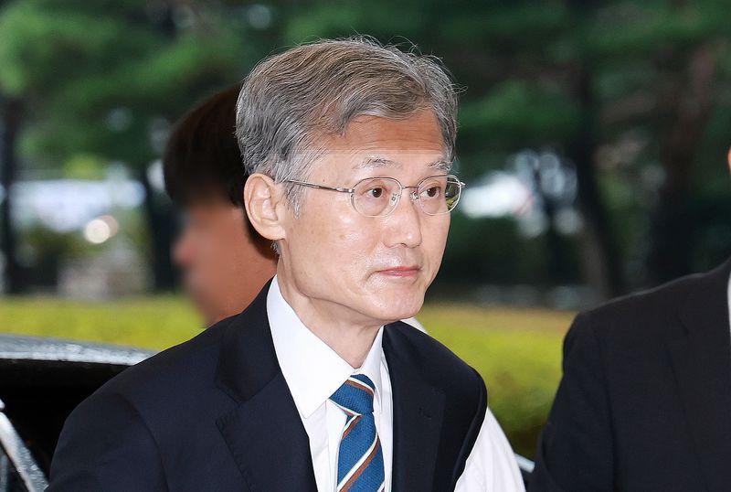 조희대 대법원장이 13일 서울 서초구 대법원으로 출근하고 있다. 뉴스1