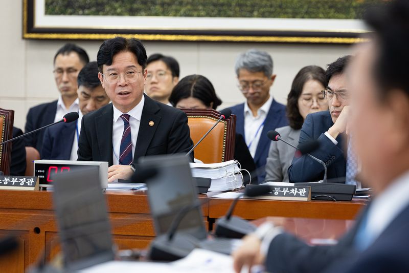 김영훈 고용노동부 장관이 13일 서울 여의도 국회에서 열린 기후에너지환경노동위원회의 고용노동부에 대한 국정감사에 출석해 의원 질의에 답하고 있다. 뉴스1