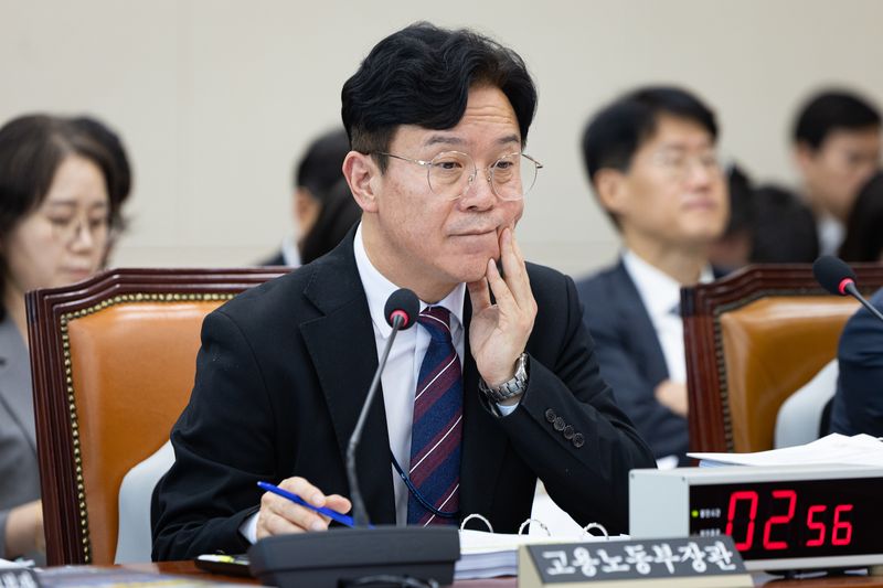 김영훈 고용노동부 장관이 13일 서울 여의도 국회에서 열린 기후에너지환경노동위원회의 고용노동부에 대한 국정감사에 출석해 의원 질의를 듣고 있다. 뉴스1