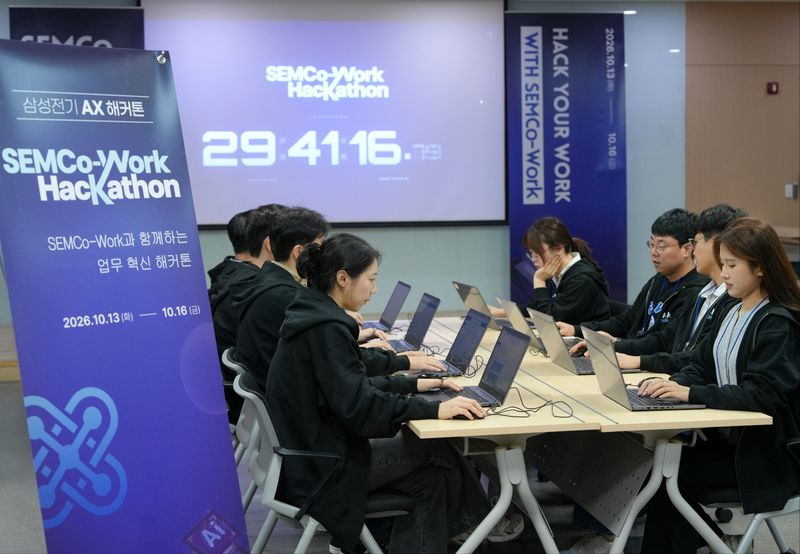 13일 삼성전기 임직원들이 수원사업장에서 열린 해커톤 대회에 참가하고 있다. 삼성전기 제공