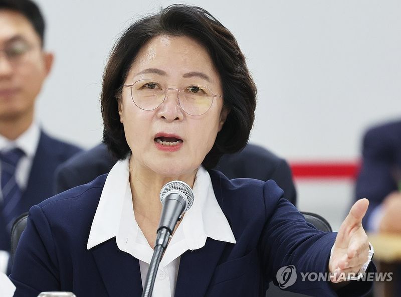 추미애 경기도지사가 13일 경기 수원시 영통구 경기도청에서 열린 국회 행정안전위원회의 경기도에 대한 국정감사에서 의원 질의에 답하고 있다. 연합뉴스