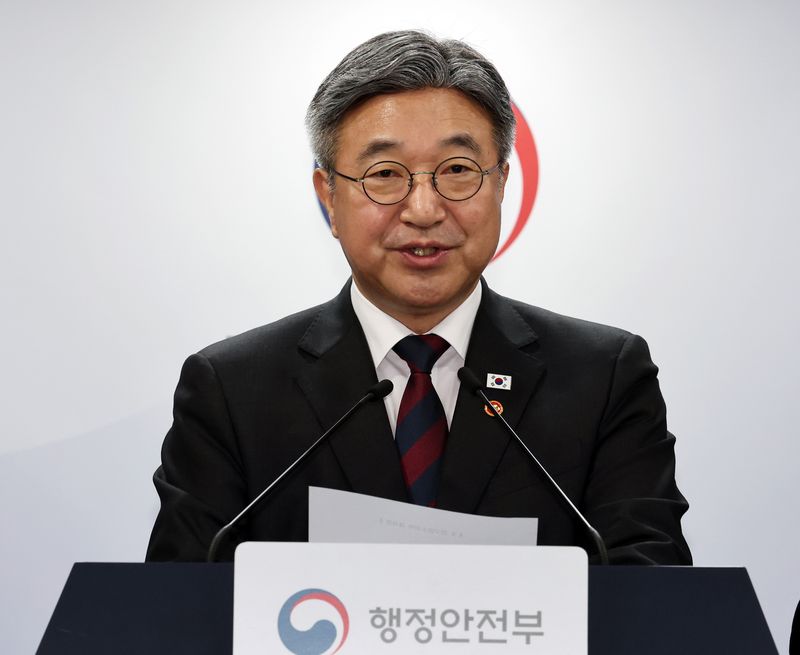 윤호중 행정안전부 장관이 7일 서울 종로구 정부서울청사에서 인구감소지역 재지정 관련 브리핑을 하고 있다. 뉴스1