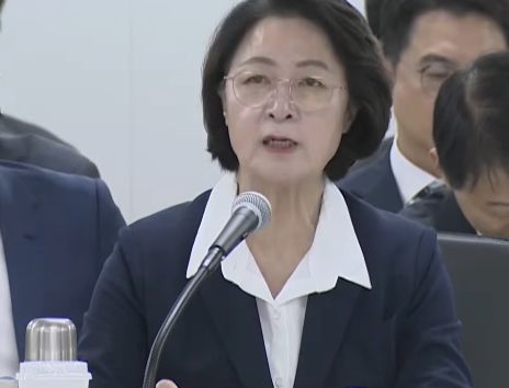 [서울=뉴시스] 추미애 경기도지사가 13일 경기 수원시 영통구 경기도청에서 열린 국회 행정안전위원회의 경기도에 대한 국정감사에서 질의응답을 진행하고 있다. (사진=유튜브 채널 'JTV 뉴스' 화면 캡쳐) 2026.10.13.
