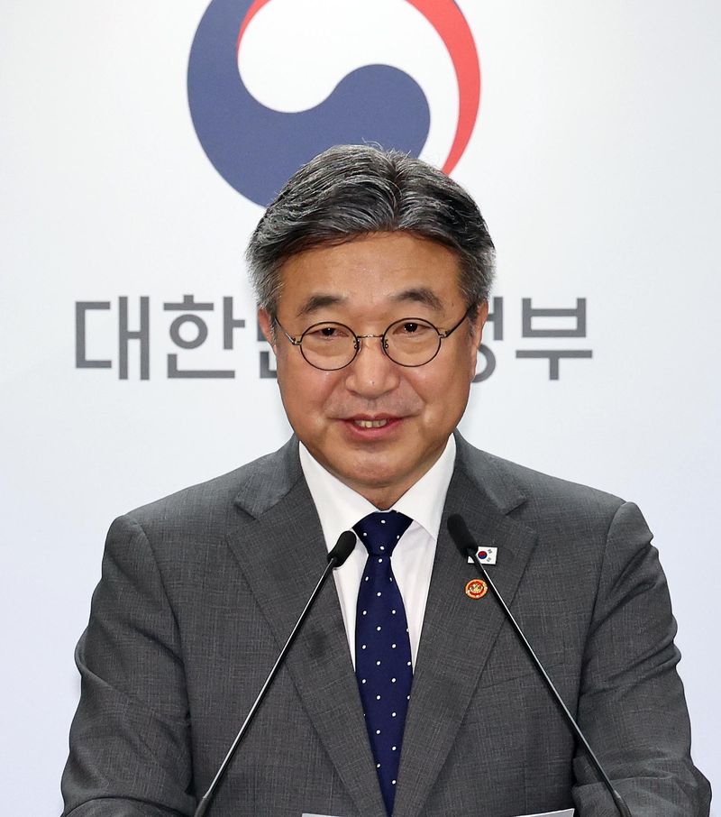 윤호중 행정안전부장관이 13일 서울 종로구 정부서울청사에서 '2차 중앙행정기관 이전 계획' 브리핑을 하고 있다ⓒ 뉴스1 이종덕 기자