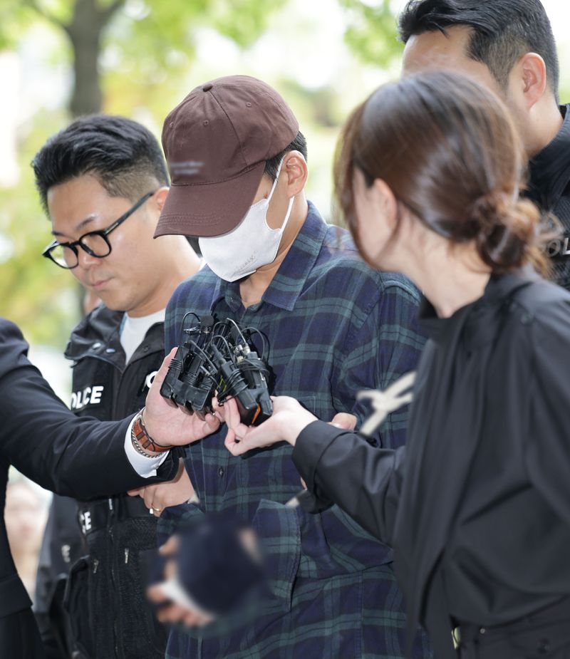 이혼소송 중 장모 살해 및 아내를 차량에 태워 도주한 20대 중반 남성 김모씨가 13일 서울 송파구 서울동부지방법원에서 열린 구속 전 피의자 심문(영장실질심사)에 출석하고 있다. 연합뉴스