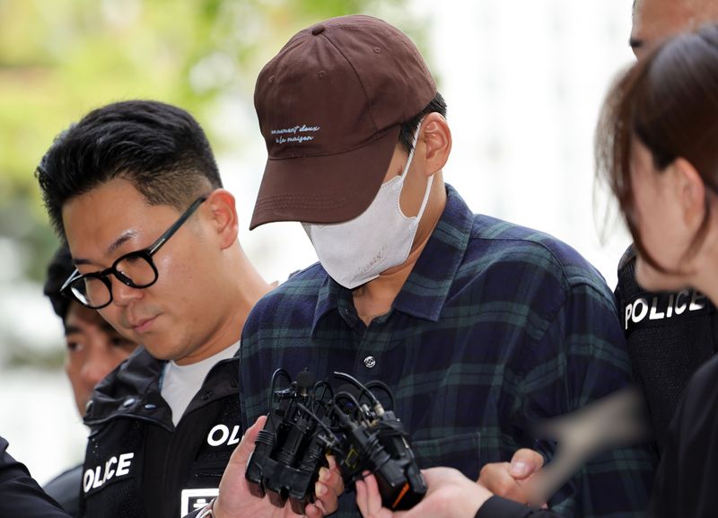 이혼 소송 중 장모를 살해하고 아내를 차량에 태워 도주한 혐의를 받는 20대 남성이 13일 서울 송파구 동부지방법원에서 열린 구속 전 피의자 심문(영장실질심사)에 출석하고 있다. 뉴시스