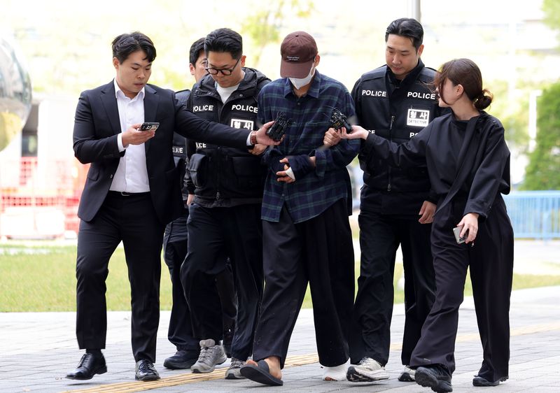이혼 소송 중 장모를 살해하고 아내를 차량에 태워 도주한 혐의를 받는 20대 남성 김모씨가 지난 13일 서울 송파구 동부지방법원에서 열린 구속 전 피의자 심문(영장실질심사)에 출석하고 있다. 뉴시스
