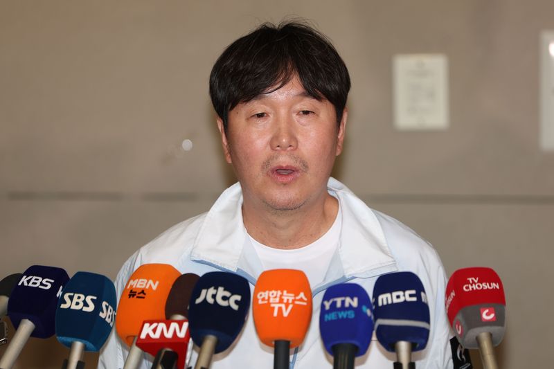 2026 아이치·나고야 아시안게임에서 우승을 차지한 한국 야구 대표팀 류지현 감독이 28일 인천국제공항을 통해 귀국해 인터뷰를 하고 있다.뉴시스