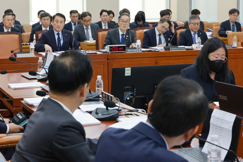이용철 방위사업청장 13일 국회 국방위원회에서 열린 방위사업청 등에 대한 국정감사에서 국방위원 질의에 답하고 있다. 연합뉴스