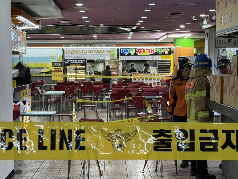 (인천=뉴스1) 박소영 기자 = 13일 인천 남동구 홈플러스 푸드코트에서 흉기 난동 사건이 발생했다. 경찰과 소방당국에 따르면 A씨가 휘두른 흉기에 1명이 심정지 상태에 빠지는 등 마트 및 영화관 이용객 6~8명이 크고 작은 부상을 입은 것으로 파악됐다. 2026.10.13/뉴스1 /사진=뉴스1화상