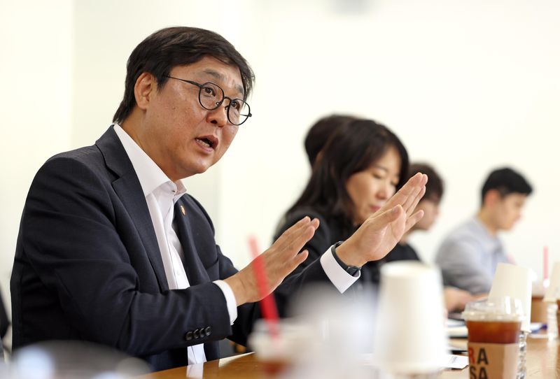 최휘영 문화체육관광부 장관이 13일 서울 종로구 국립현대미술관 서울관에서 문화예술정책자문위원회 애니 분과 4차 회의를 주재하고 있다. 문체부 제공